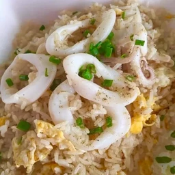 ข้าวผัดปลาหมึก