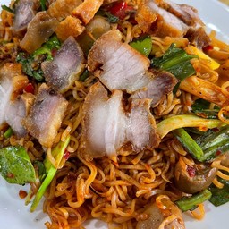 มาม่าผัดต้มยำ หมูกรอบ