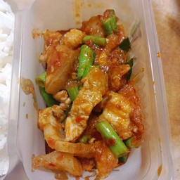 ผัดพริกแกงหมูสามชั้นราดข้าว