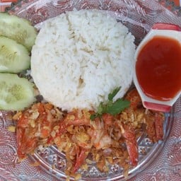 กุ้งกระทียมราดข้าว