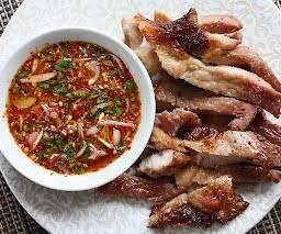 คอหมูย่างจิ้มแจ่ว