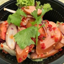 ยำไส้กรอกหนังกรอบรมควัน