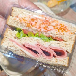 แซนวิชสดปูอัดไข่กุ้ง+โบโลน่า