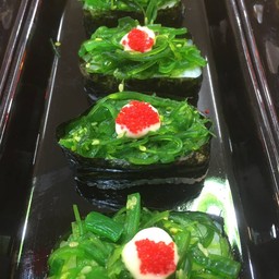 ซูชิหน้ายำสาหร่าย