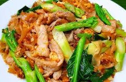 เส้นใหญ่ผัดซีอิ๊วหมู