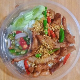 ข้าวหน้าหมูทอดกระเทียมพริกโดด