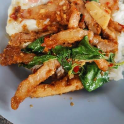 กะเพราหมูทอดราดข้าว