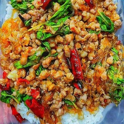 ข้าวราดผัดกระเพราวุ้นเส้นหมูสับ