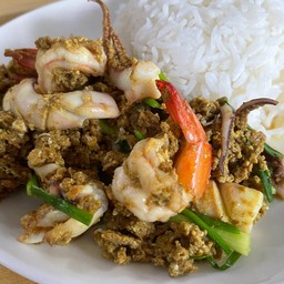 ผัดผงกะหรี่กุ้ง+ปลาหมึก ราดข้าว