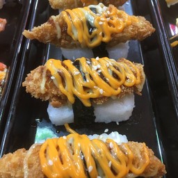 ซูชิหน้าไก่ราดซอส