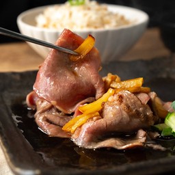 เนื้อราดซอส little stove / slided beef with signature soy sauce