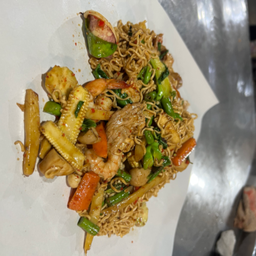 มาม่าผัดขี้เมา (หมู ไก่ กุ้ง หมึก ลูกค้าเลือกได้เลยจ้า)