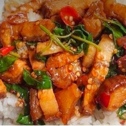 กะเพราหมูสามชั้นราดข้าว+ไข่ดาว