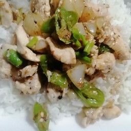 ไก่ผัดพริกไทยดำราดข้าว