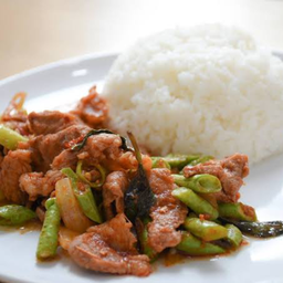 ผัดพริกแกงหมูราดข้าว
