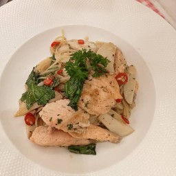 สปาเก็ตตี้แซลมอนผัดพริกกะเทียม