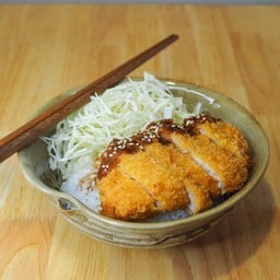 ข้าวญี่ปุ่นหน้าทงคัตสึไข่ออนเซ็น