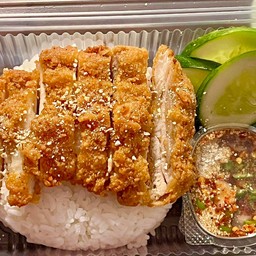 ข้าวสะโพกไก่ทอดน้ำจิ้มแจ่ว(สูตรใหม่เด็ดกว่าเดิม)