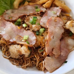 มาม่าคั่วไก่เบคอน