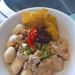 ก๋วยเตี๋ยวแห้งยำ หมูสับหมูเด้งลูกชิ้นหมู