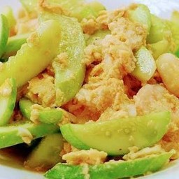 แตงกวาผัดไข่ใส่หมู (กับข้าว)