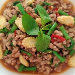 กระเพราขัดใจ(หมูสับ)  กับข้าว