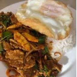 ผัดพริกแกงเนื้อราดข้าว