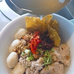 ก๋วยเตี๋ยวน้ำต้มยำหมูสับหมูเด้งลูกชิ้นหมู