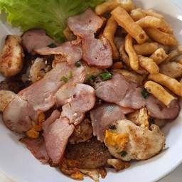 ก๋วยเตี๋ยวคั่วไก่เบคอน