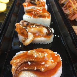 ซูชิหน้าปลาหมึกสไปซี่