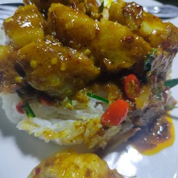 ข้าว คั่วกลิ้งปลาดอลลี่(ราดข้าว)