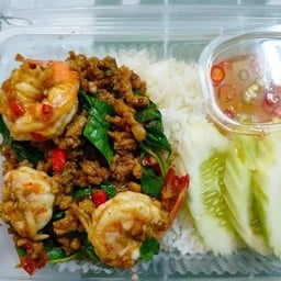 ข้าวกระเพากุ้งหมูสับ
