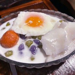 บัวลอย ไข่หวาน ไข่เค็ม มะพร้าวอ่อน