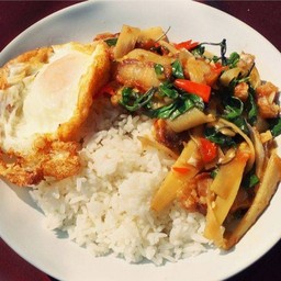 กระเพราเนื้อหน่อไม้ดอง ไข่ดาว