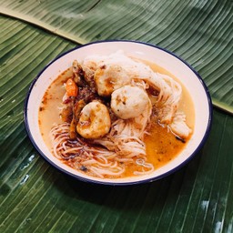 ขนมจีนน้ำยากะทิ+ป่า ลูกชิ้น