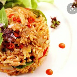 ข้าวผัดไก่ชิ้นน้ำพริกเผาสูตรป้าแอ๋วพร้อมไข่ดาว