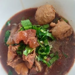 ก๋วยเตี๋ยวเมืองเหน่อเจ๊ตุ่ม (ตลาดฐานเพชรนนท์)