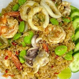 ข้าวผัดเครื่องแกงทะเลสะตอ