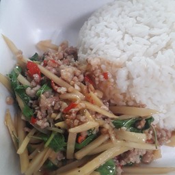 กระเพราหน่อไม้หมูสับ