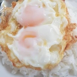 ไข่ดาวแฝดซอสแม็กกี้ ราดข้าว