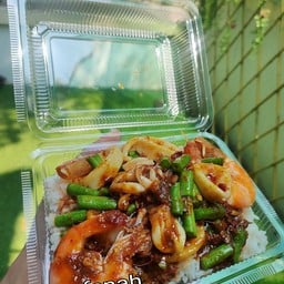 ข้าวผัดพริกแกงทะเล กุ้ง+หมึก