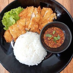 ข้าวไก่กรอบน้ำจิ้มแจ่ว