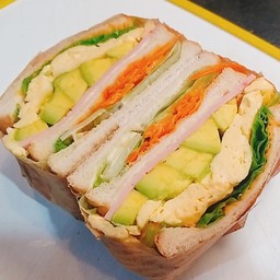 แซนวิชไข่ข้น แฮม อโวคาโด