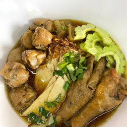 ก๋วยเตี๋ยวหมู-เนื้อตุ๋น(สี่แยกไฟแดงตลาดลาวดอนหัวฬ่อ)