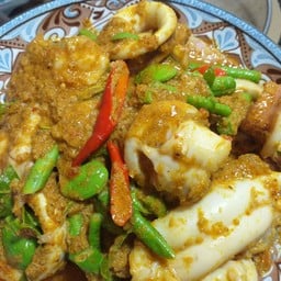 ผัดเครื่องแกงสะตอปลาหมึกราดข้าว