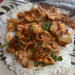 ข้าวราดผัดพริกแกงหมู ใส่ใบโหระพา