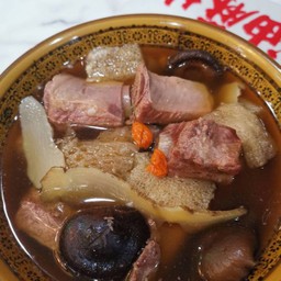 ซุปเยื่อไผ่ซี่โครงหมูตุ๋นยาจีน