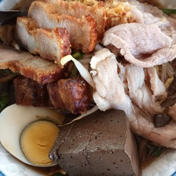 ก๋วยจั๊บหมูกรอบ+หมูหมัก