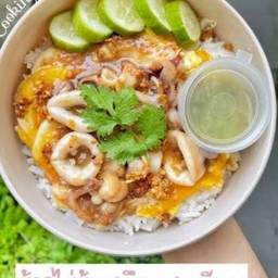 ข้าวไข่ข้นปลาหมึกกระเทียมไข่ 2 ใบ