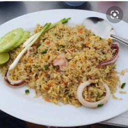 ข้าวผัดปลาหมึกป้าแอ๋วไข่ดาวฟรีจ้า
